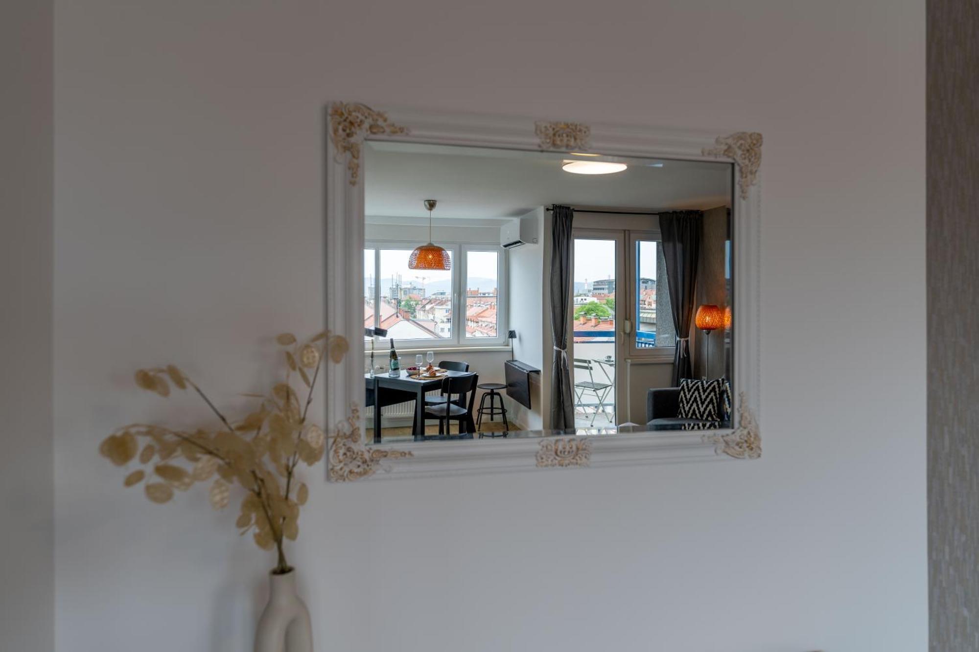 Elegant Tour As Studio Gilly With Open Views And A Balcony In The Center Ljubljana Eksteriør billede